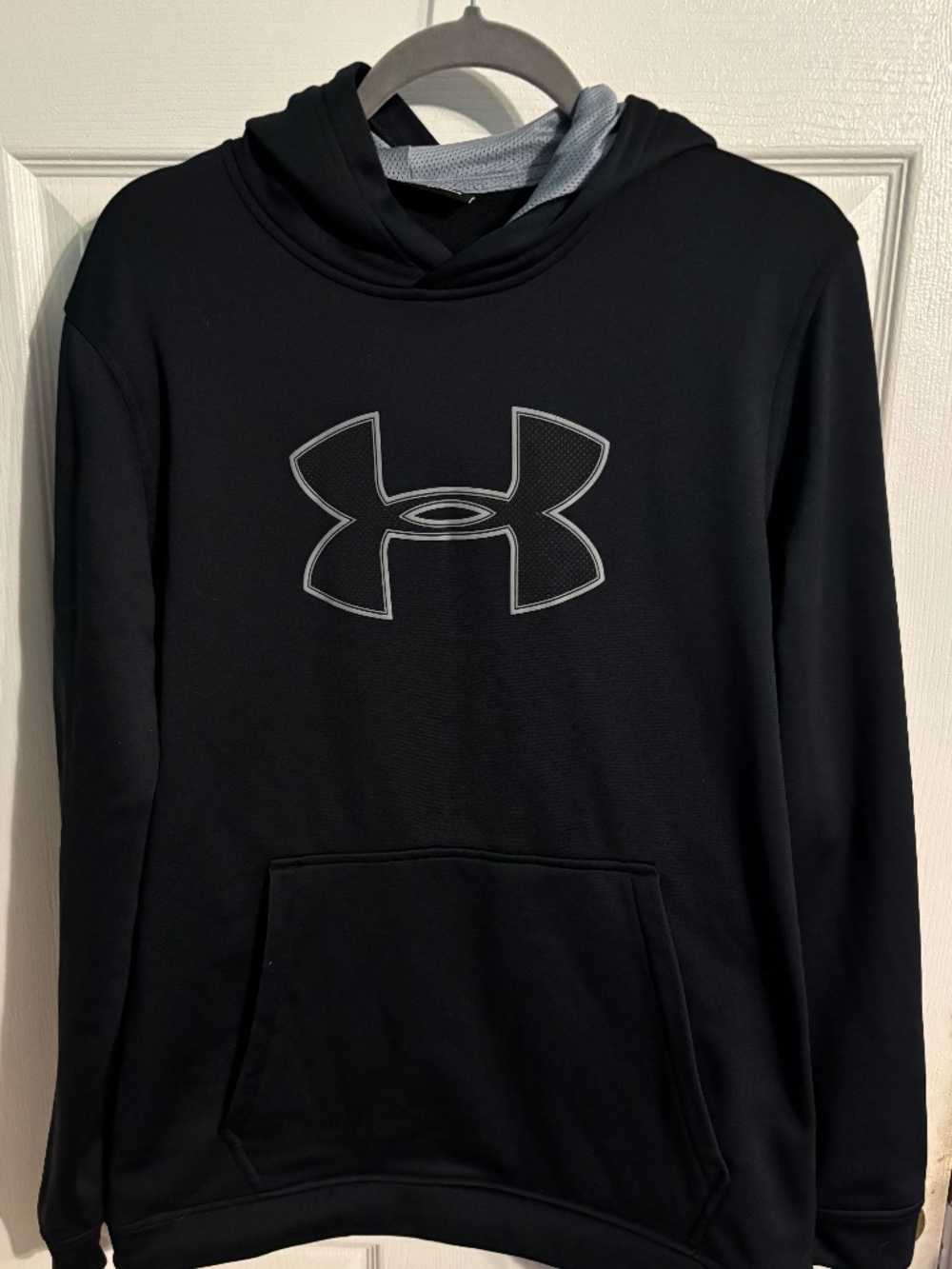 Size Large Under Armour sweatshirt